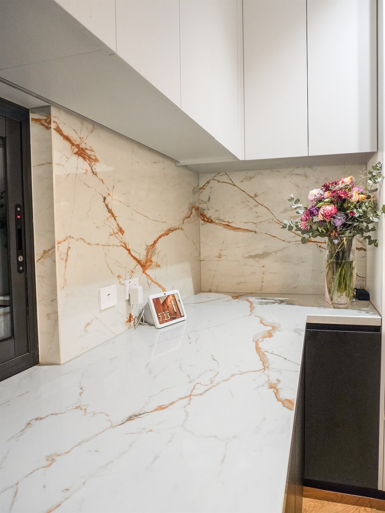 Dekton Awake x Gloss stone splashback with seamless vein matching